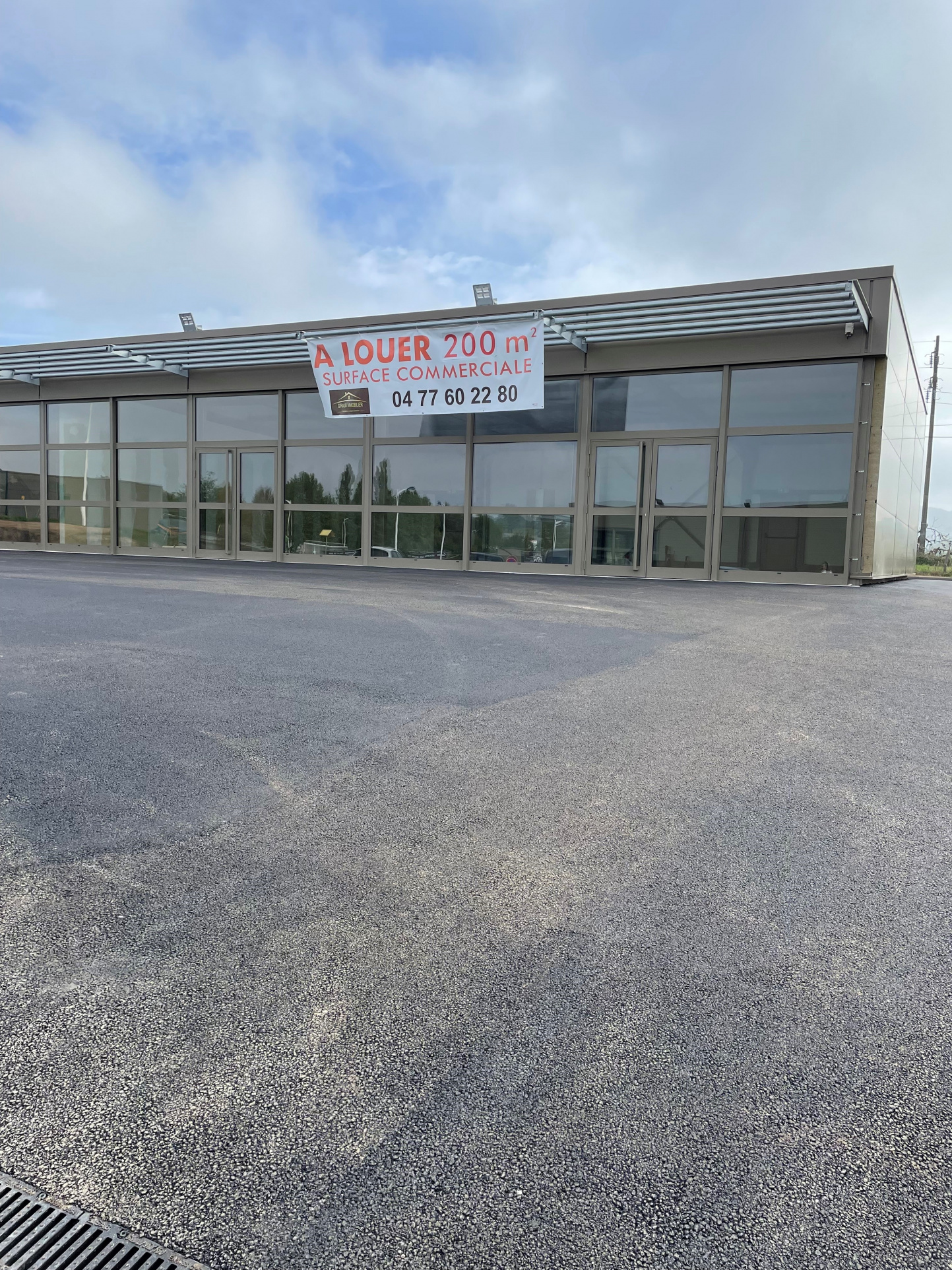 Local commercial  - 200m² - CHAUFFAILLES