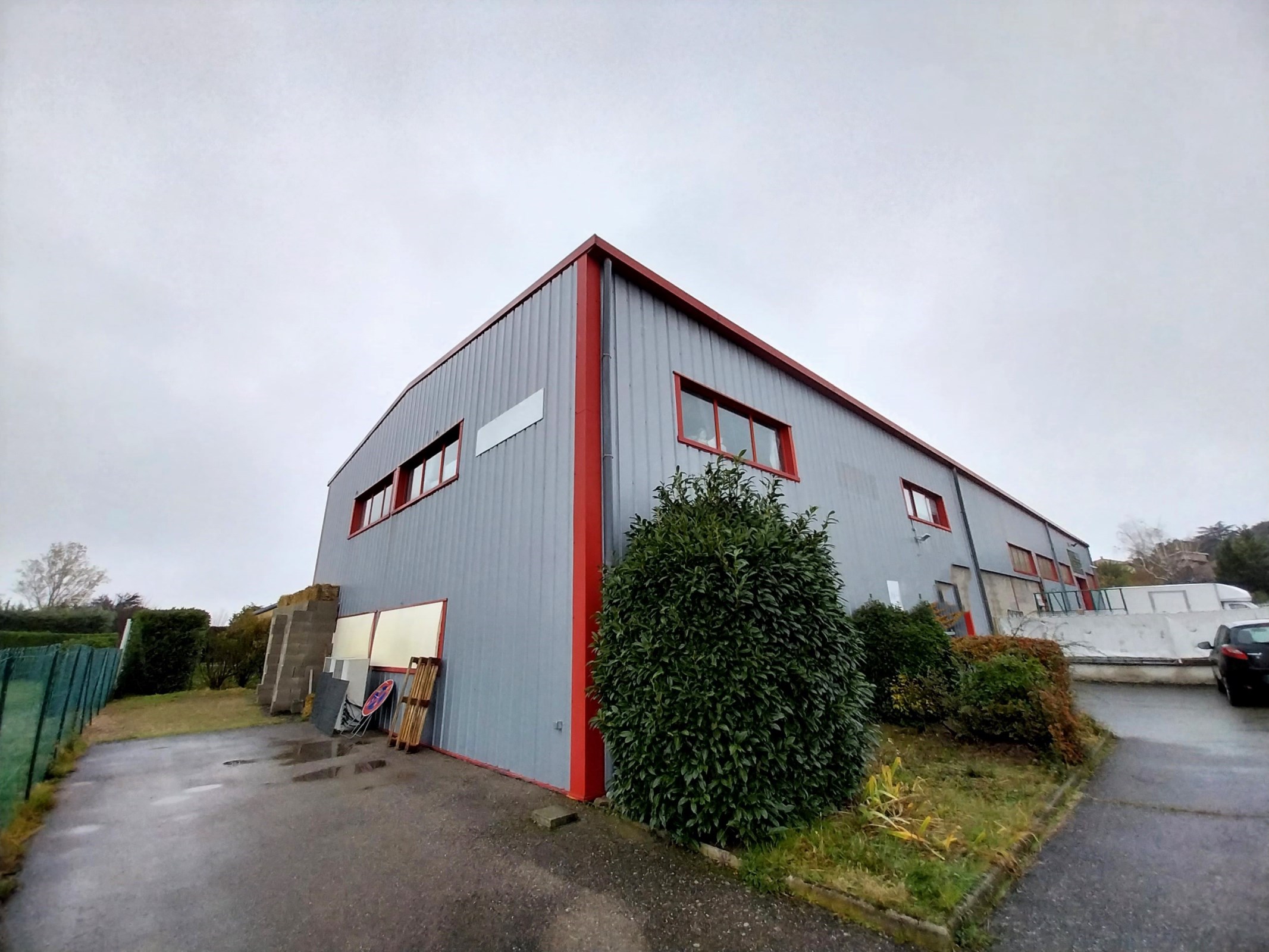 Local Professionnel  - 190m² - LENTILLY