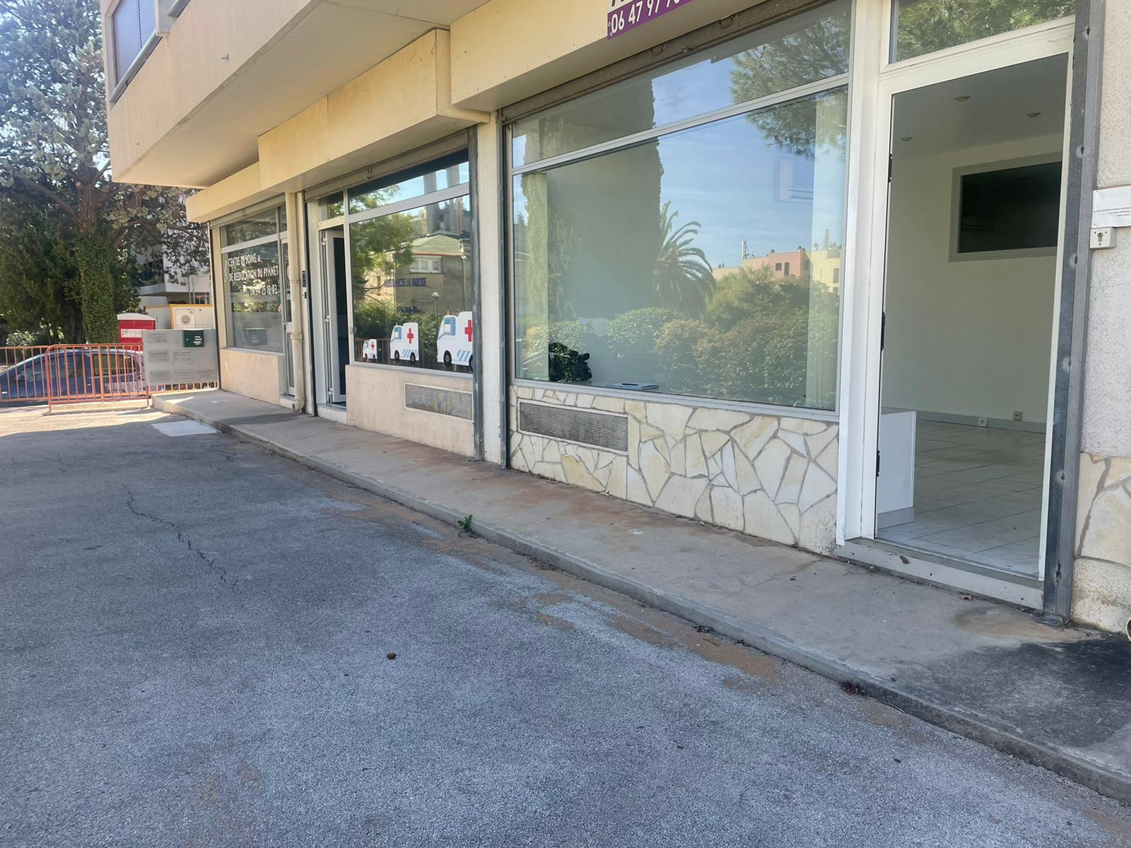 Local commercial  - 94m² - HYERES