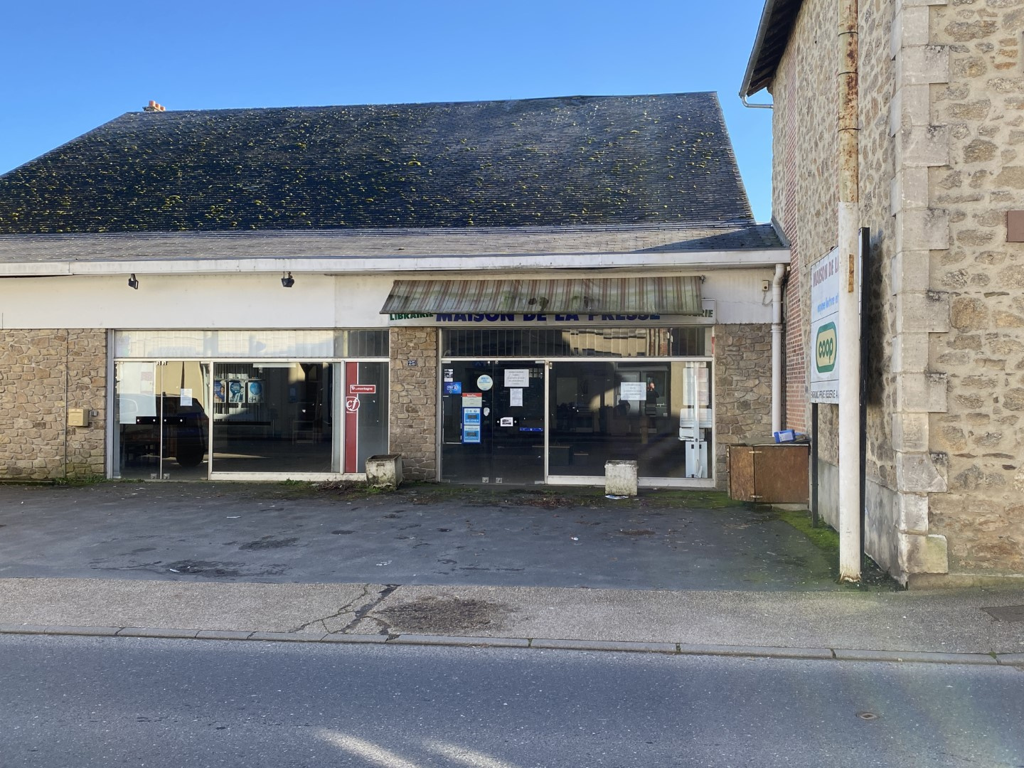 Local commercial  - 137m² - ST SORNIN LAVOLPS