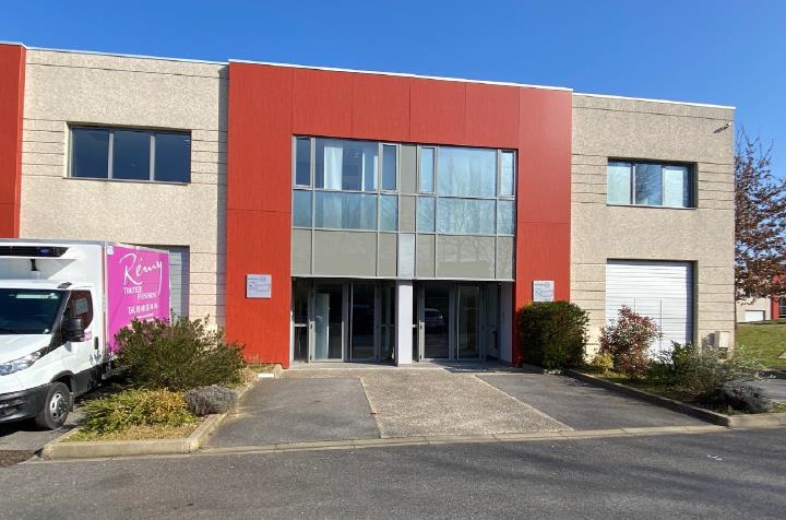 Local industriel  - 702m² - BUSSY ST GEORGES