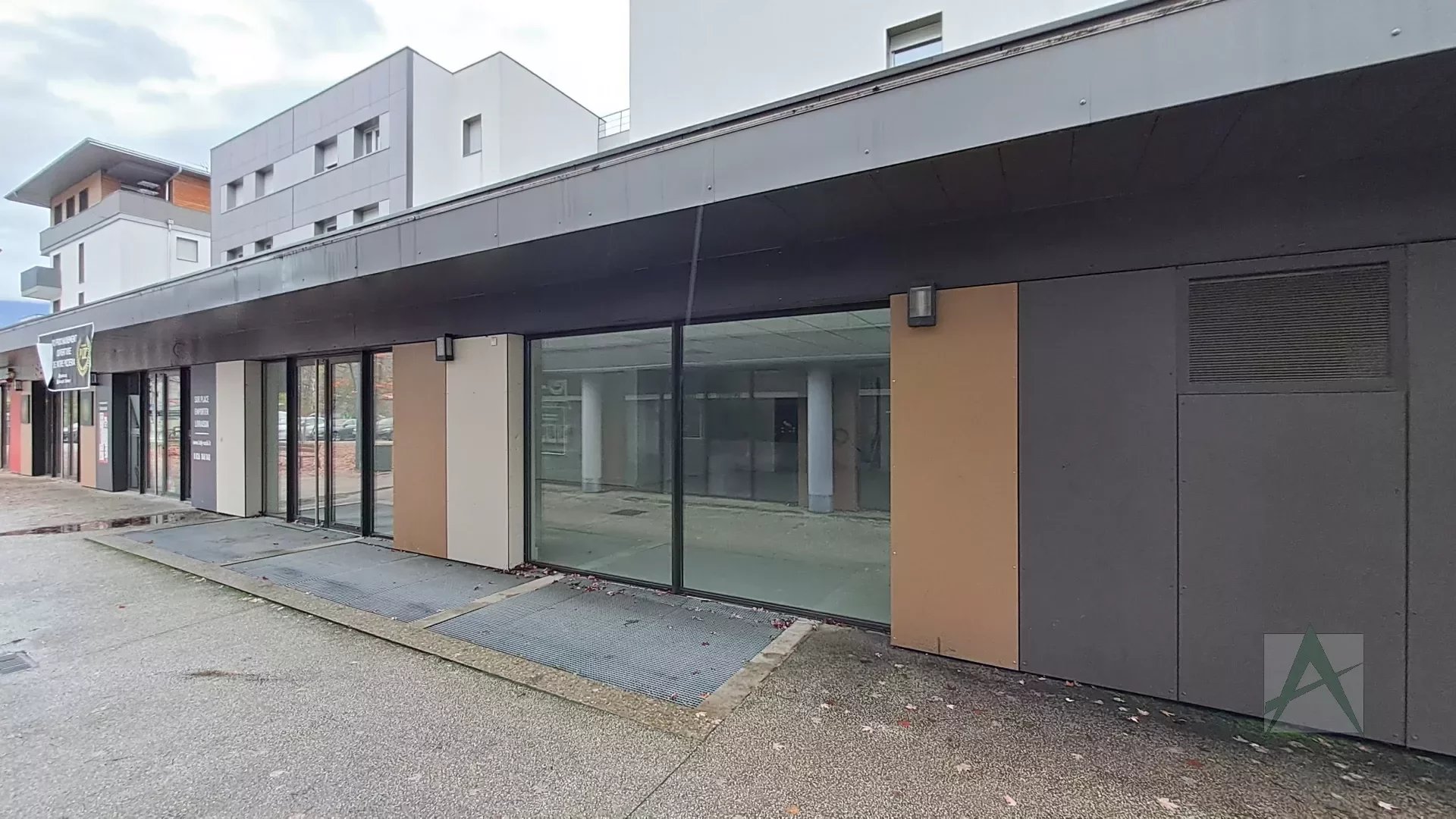 Local commercial  - 110m² - BASSENS