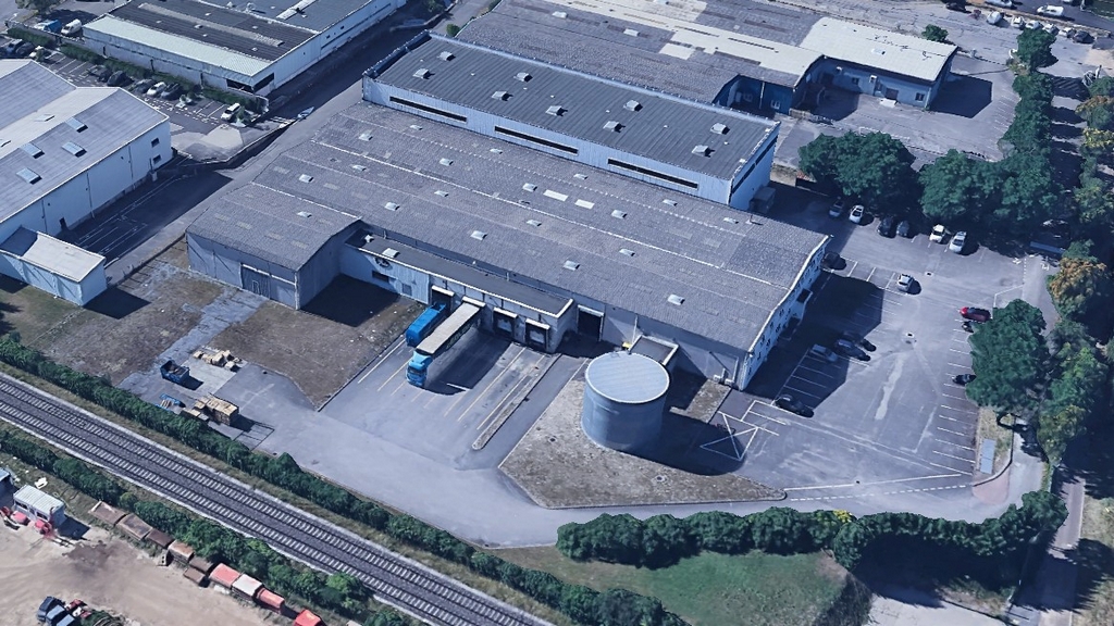 Local industriel  - 4 400m² - MEYZIEU