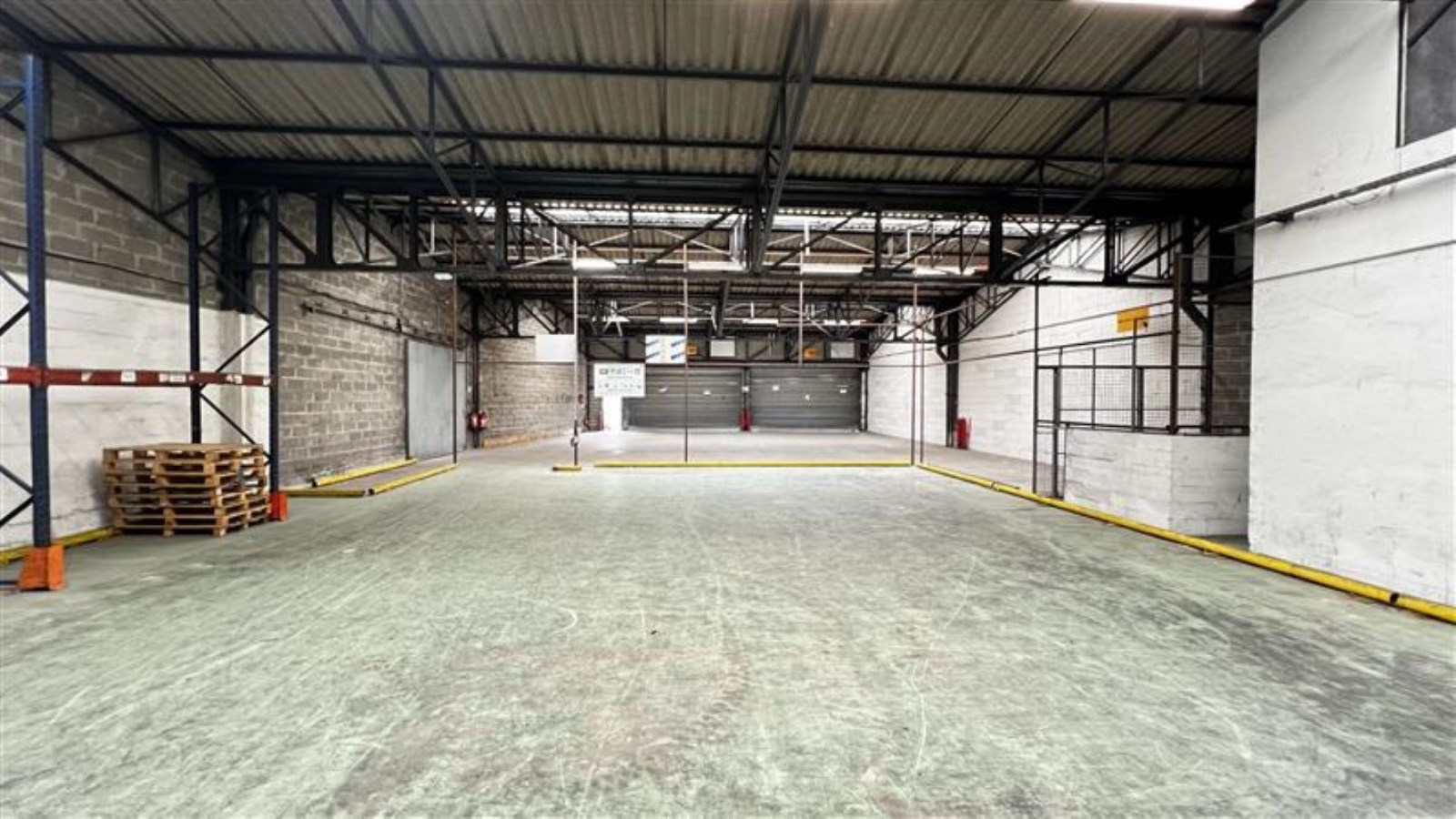 Local industriel  - 700m²