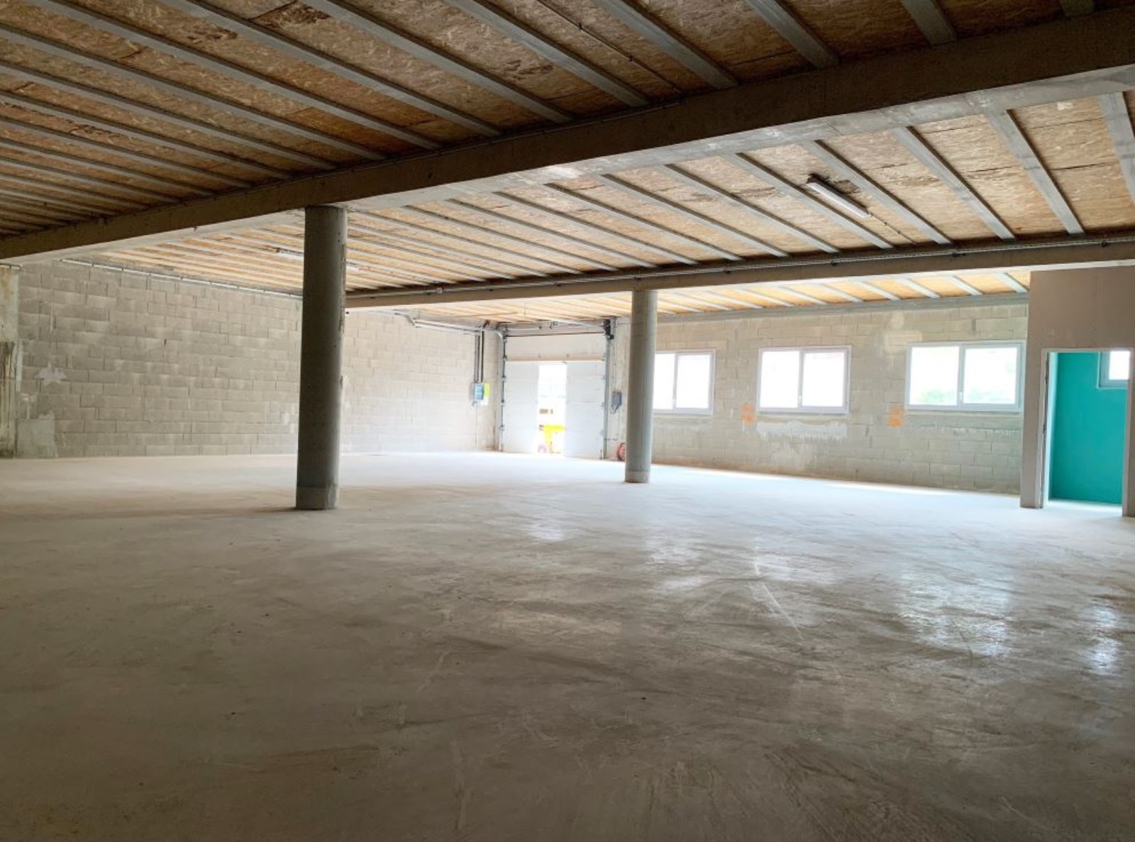 Local industriel  - 595m²