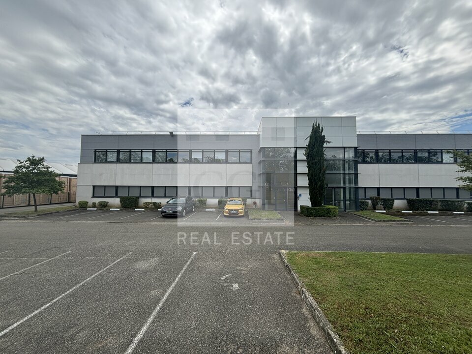 Local industriel  - 2 435m² - ST QUENTIN FALLAVIER