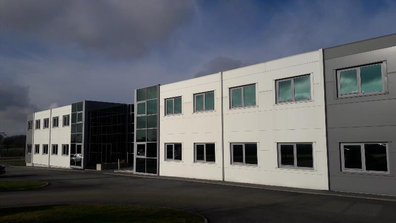 Local Professionnel  - 315m² - ST JEAN DE LA NEUVILLE