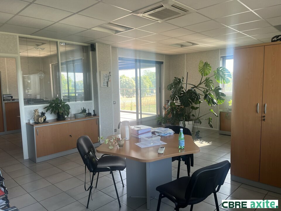 Local Professionnel  - 198m² - VAULX MILIEU