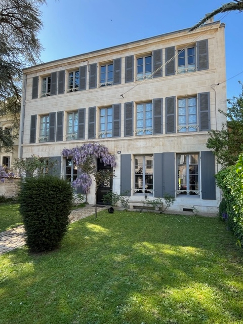 Maison 10 pièces - 303m²