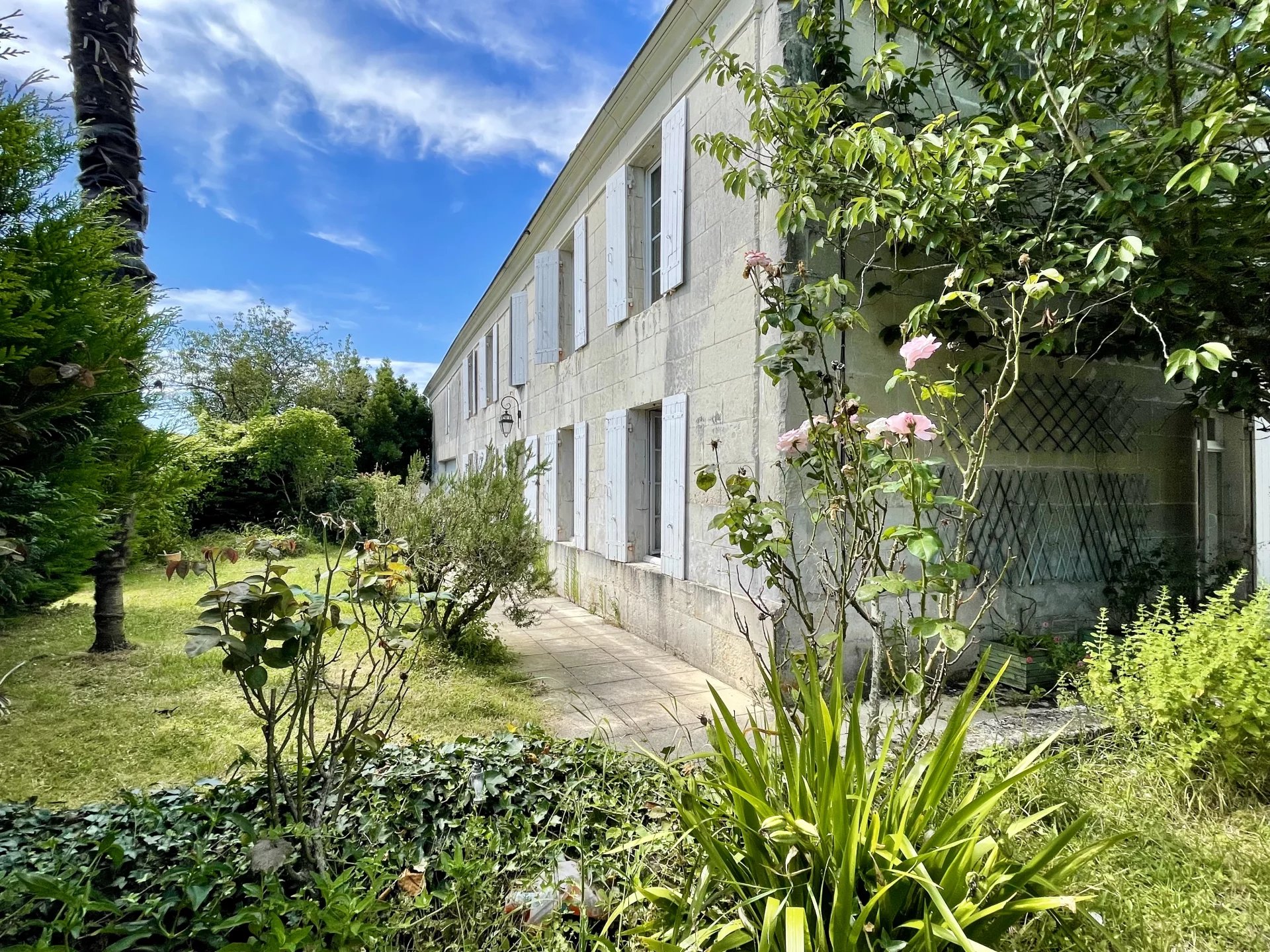 Maison 11 pièces - 325m² - ST GEORGES DES COTEAUX