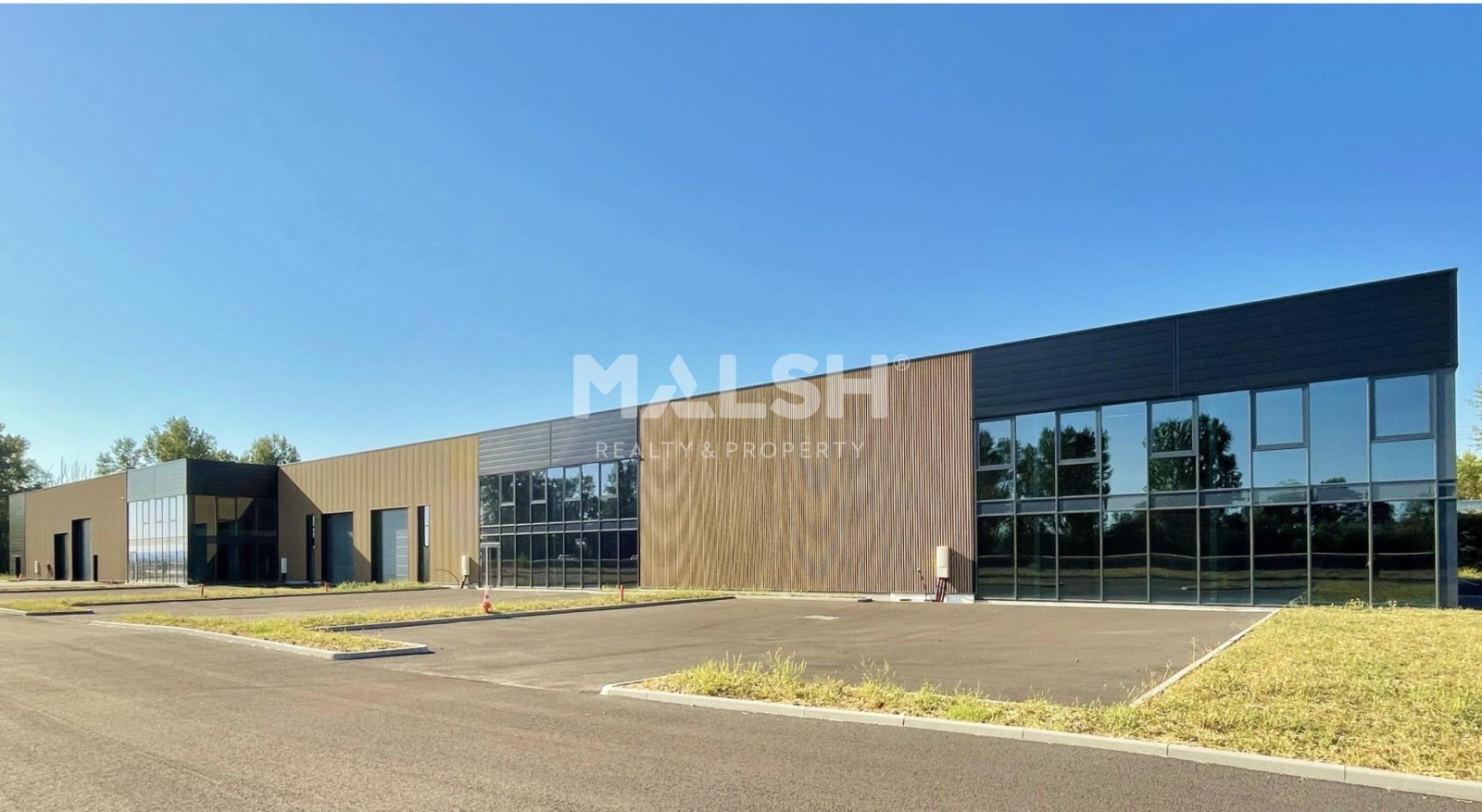 Local industriel  - 1 827m²