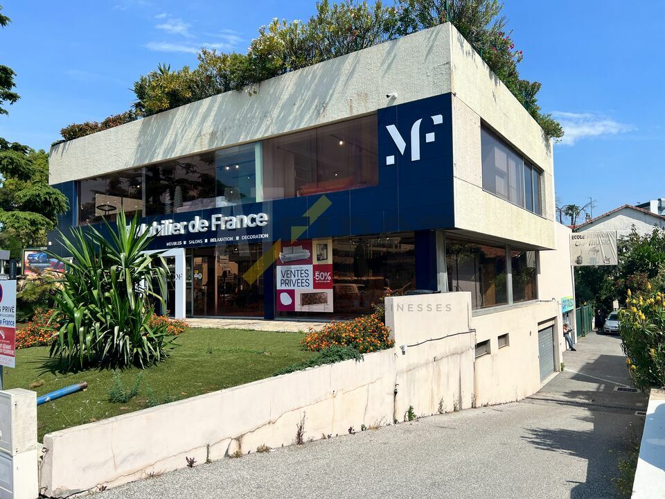 Local Professionnel  - 49m² - ST LAURENT DU VAR