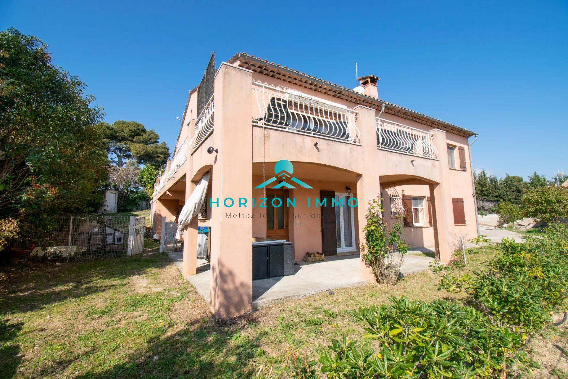 Maison 9 pièces - 249m² - ST LAURENT DU VAR