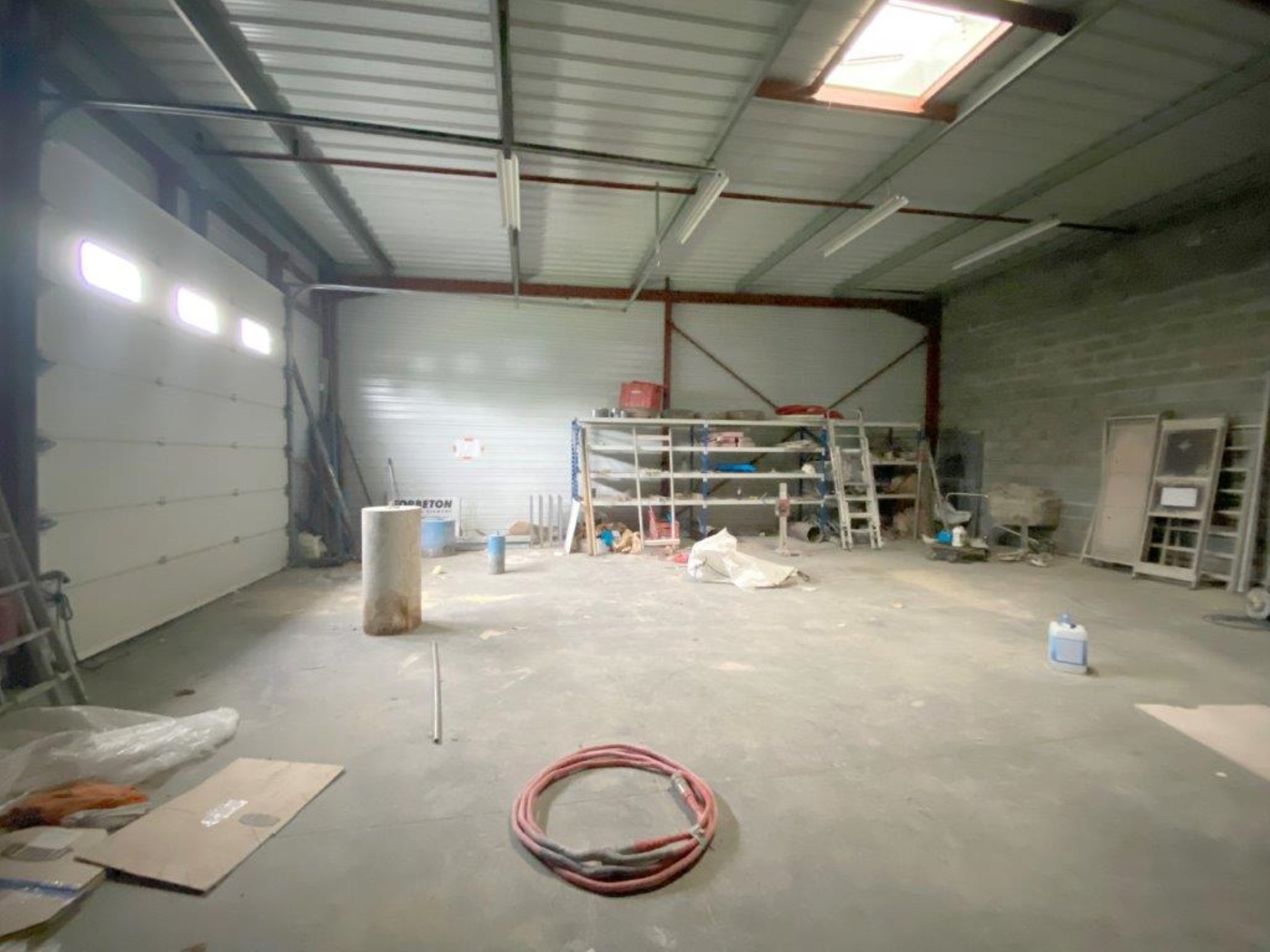 Local industriel  - 240m²