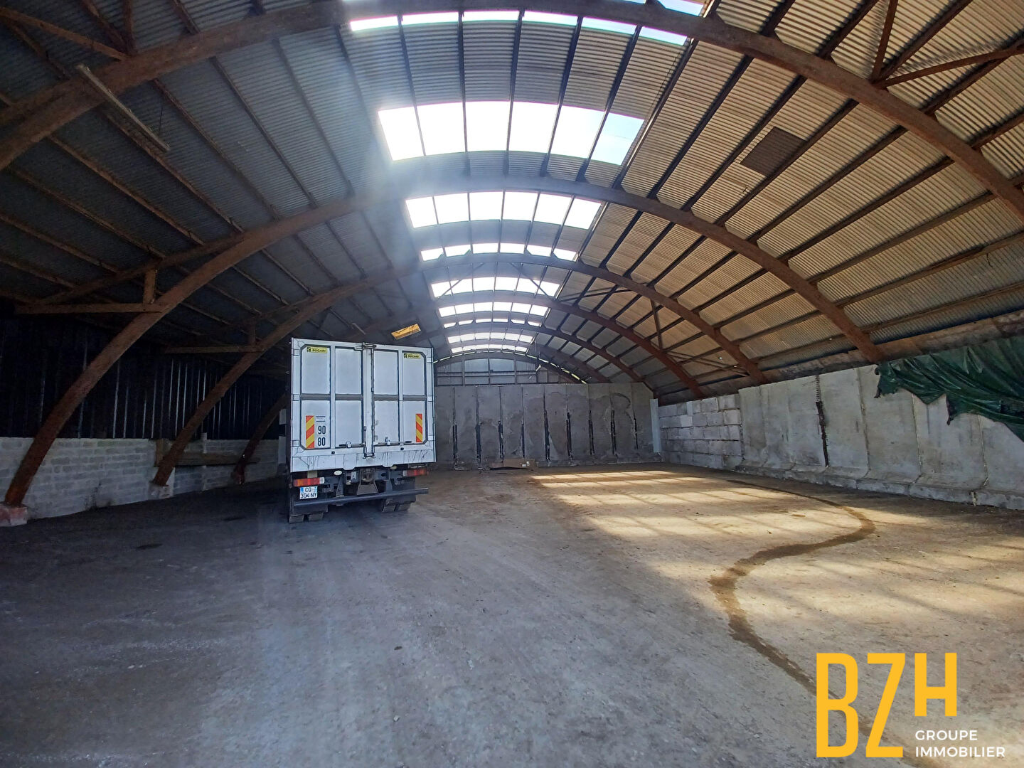 Local industriel  - 670m²