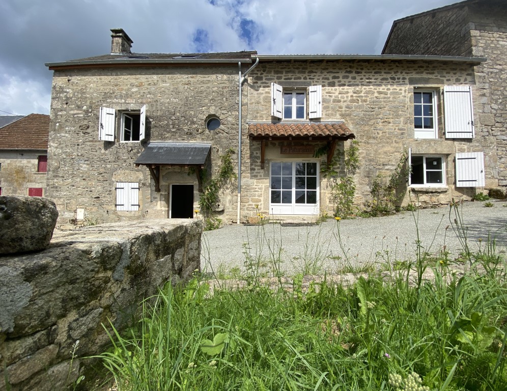 Maison 5 pièces - 100m² - PEYRAT LE CHATEAU