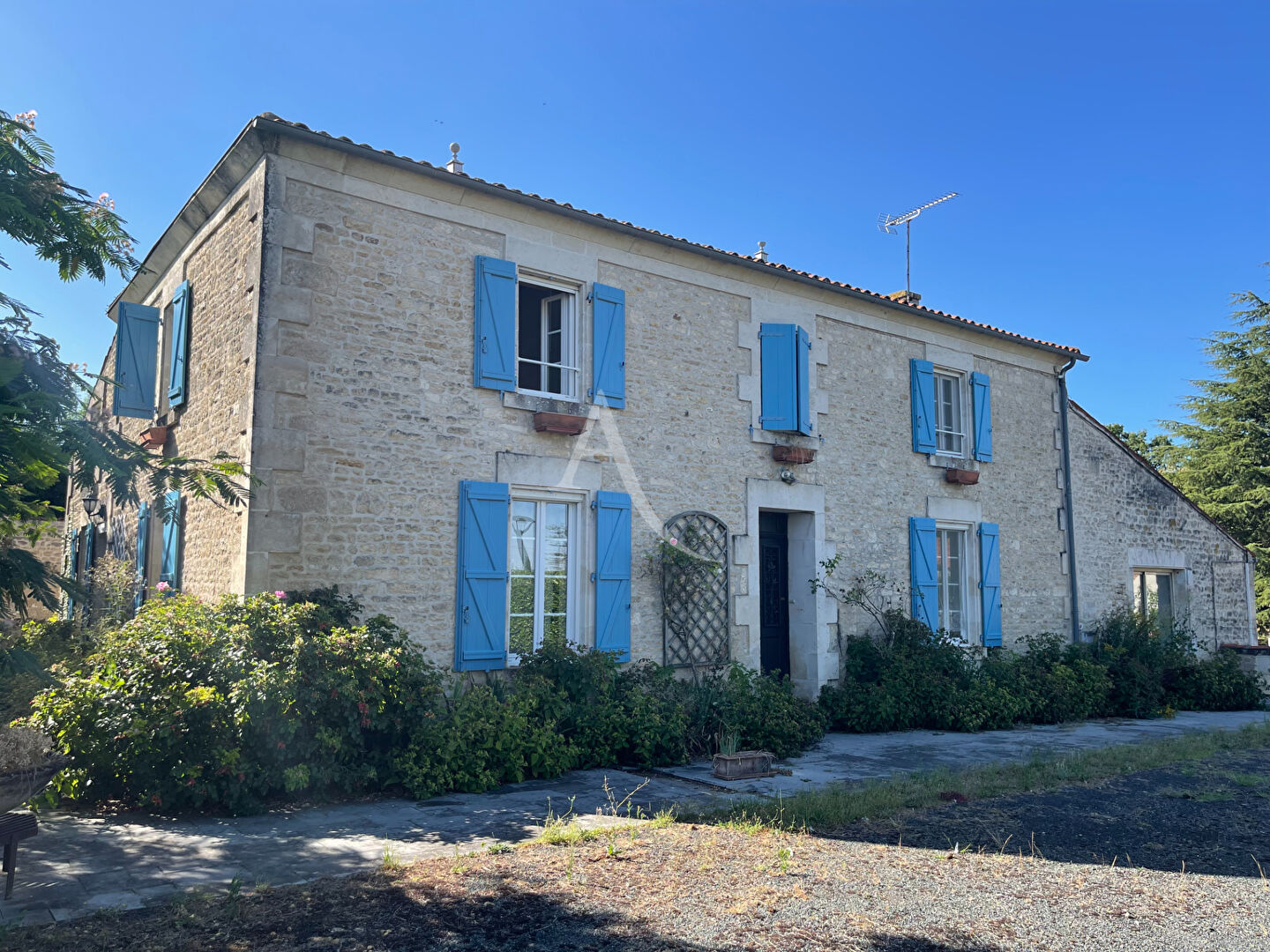 Maison 7 pièces - 301m² - ST MARTIN DE FRAIGNEAU