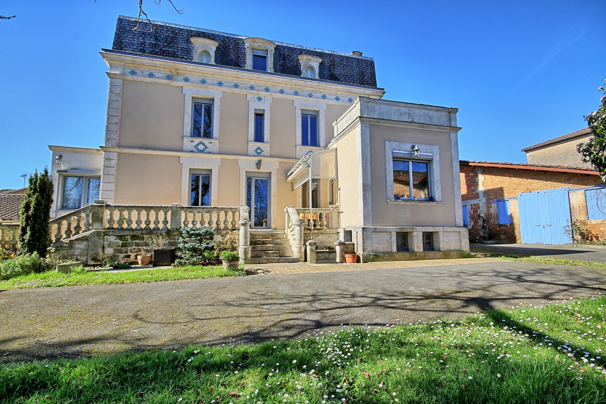 Maison 12 pièces - 458m² - MONTENDRE