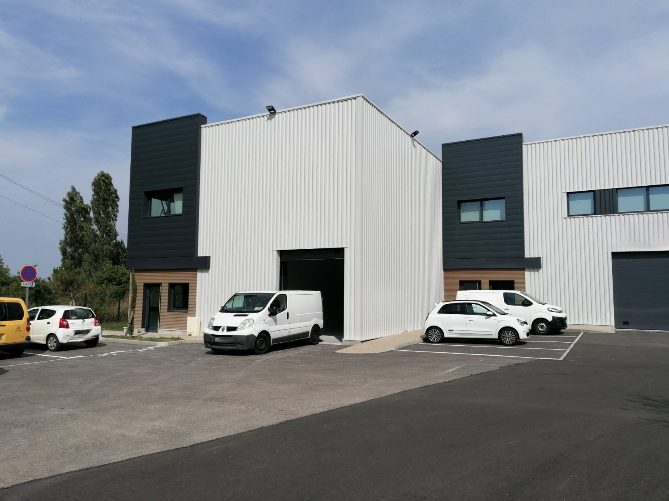 Local industriel  - 442m² - LA TOUR DE SALVAGNY