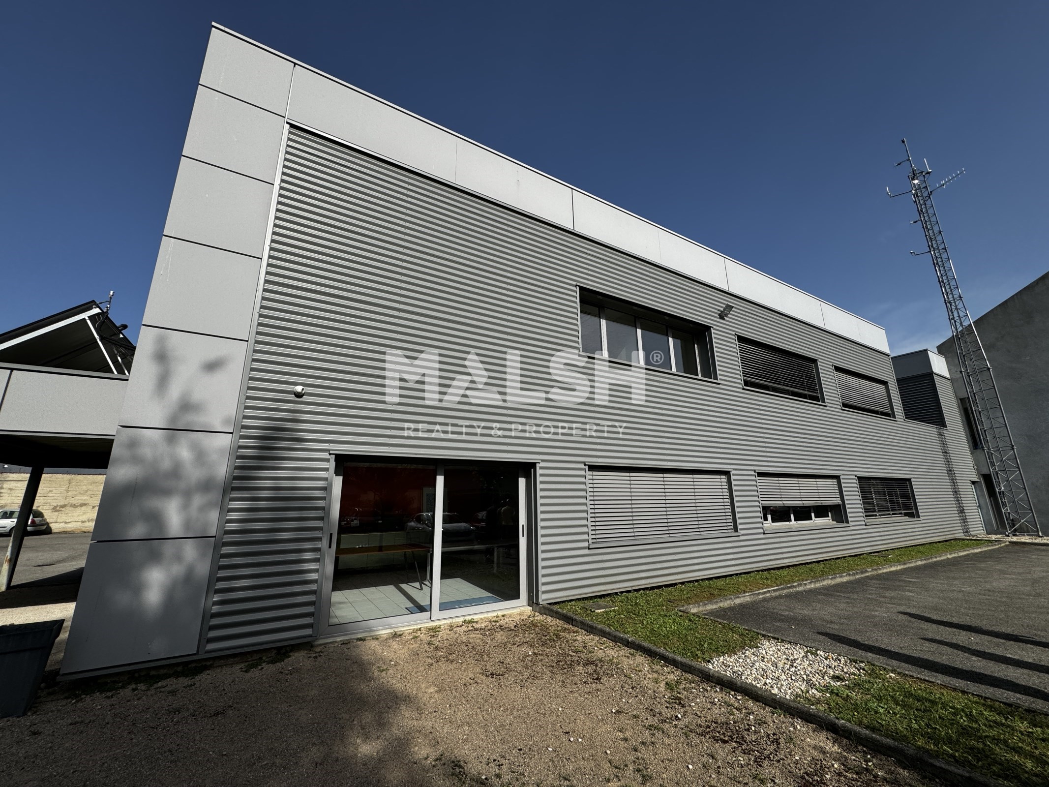 Local industriel  - 3 192m²