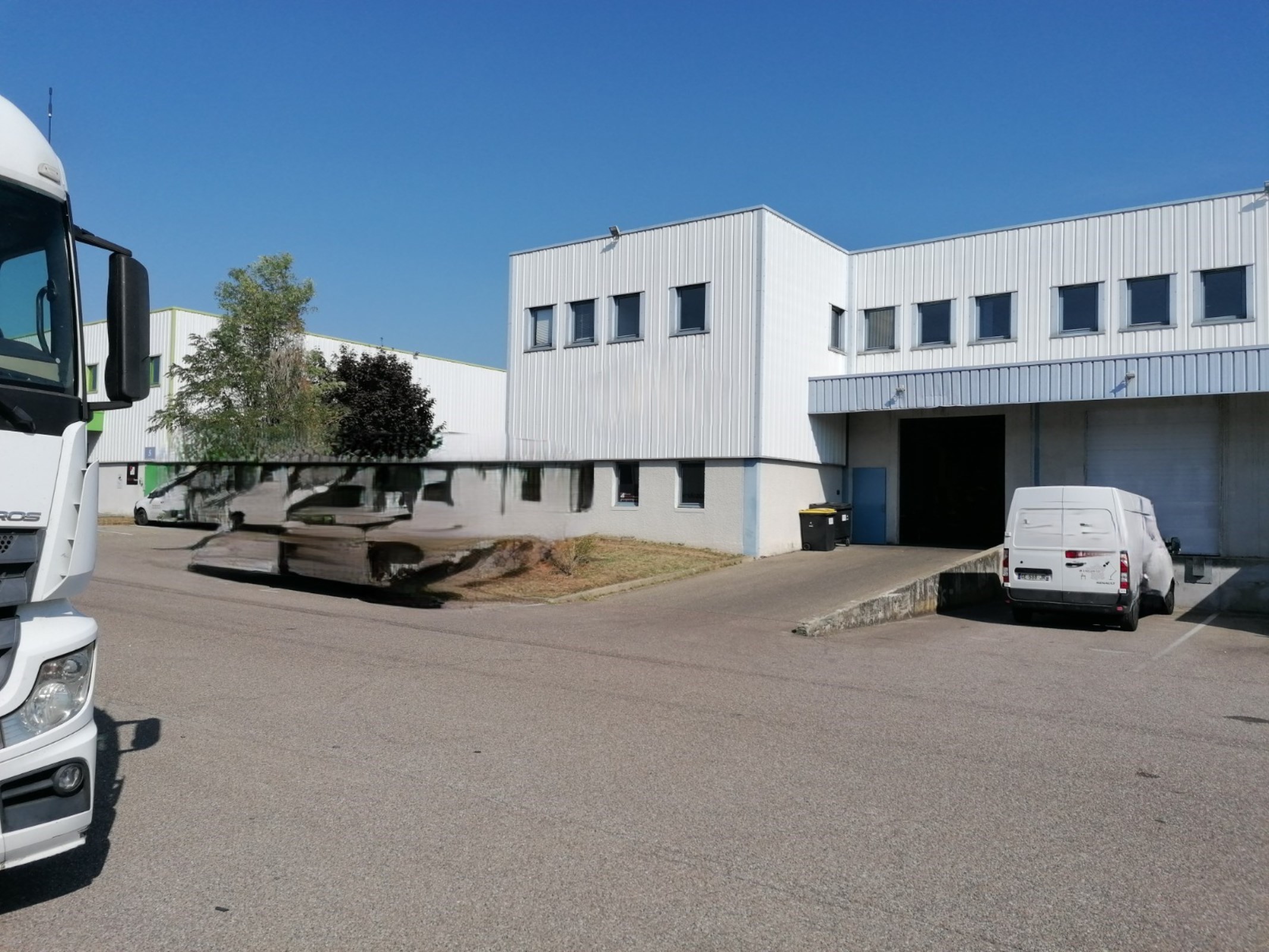 Local industriel  - 967m² - GENAS