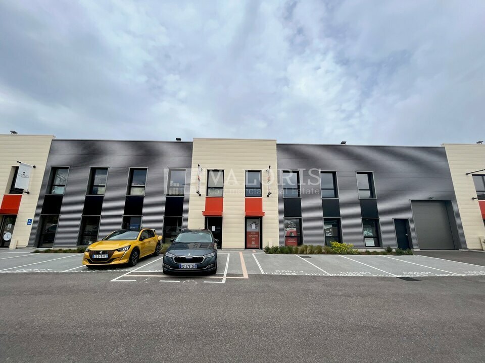 Local industriel  - 445m² - ST ANDRE DE CORCY