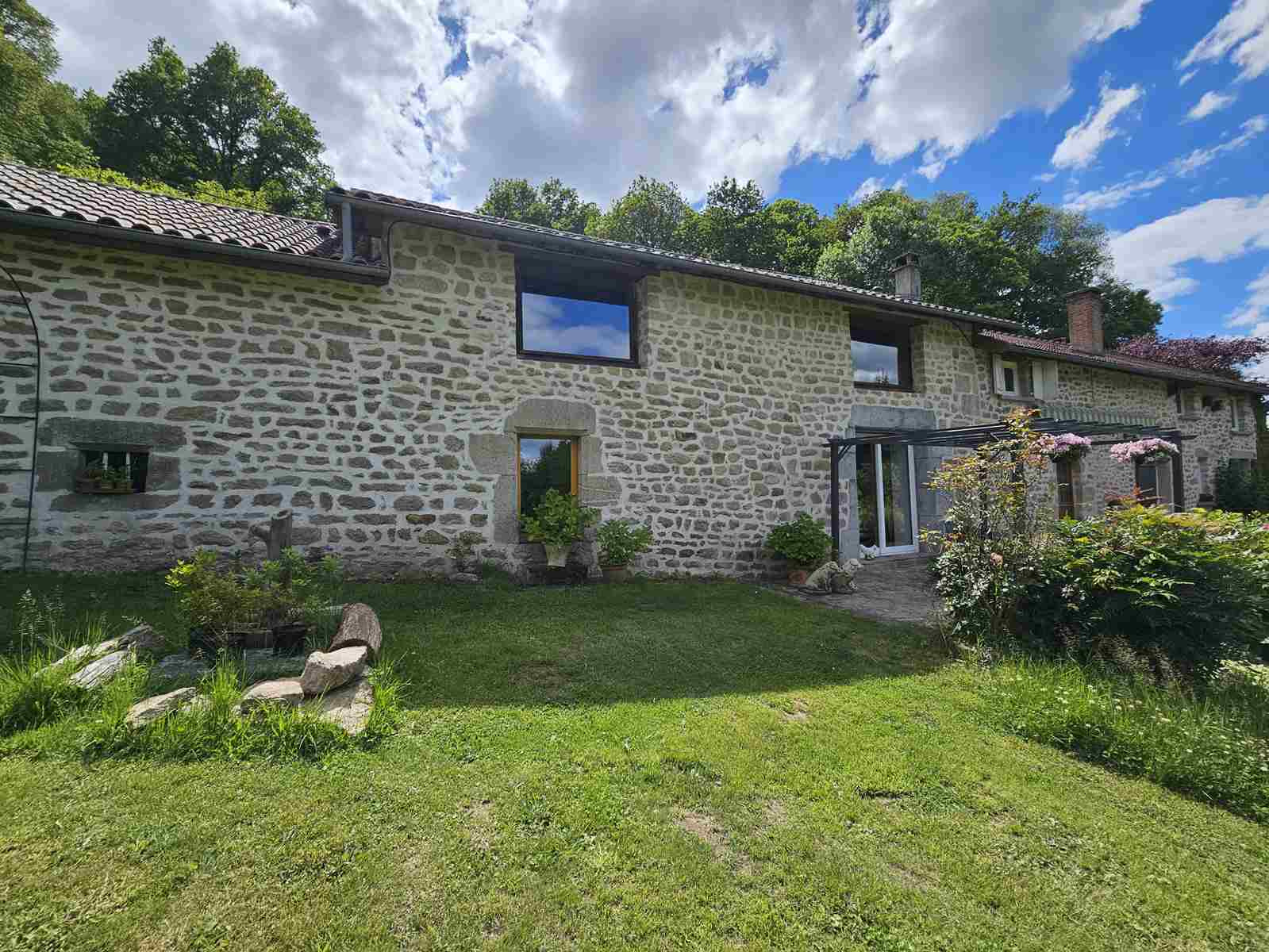 Maison 9 pièces - 340m² - ST JULIEN LE PETIT