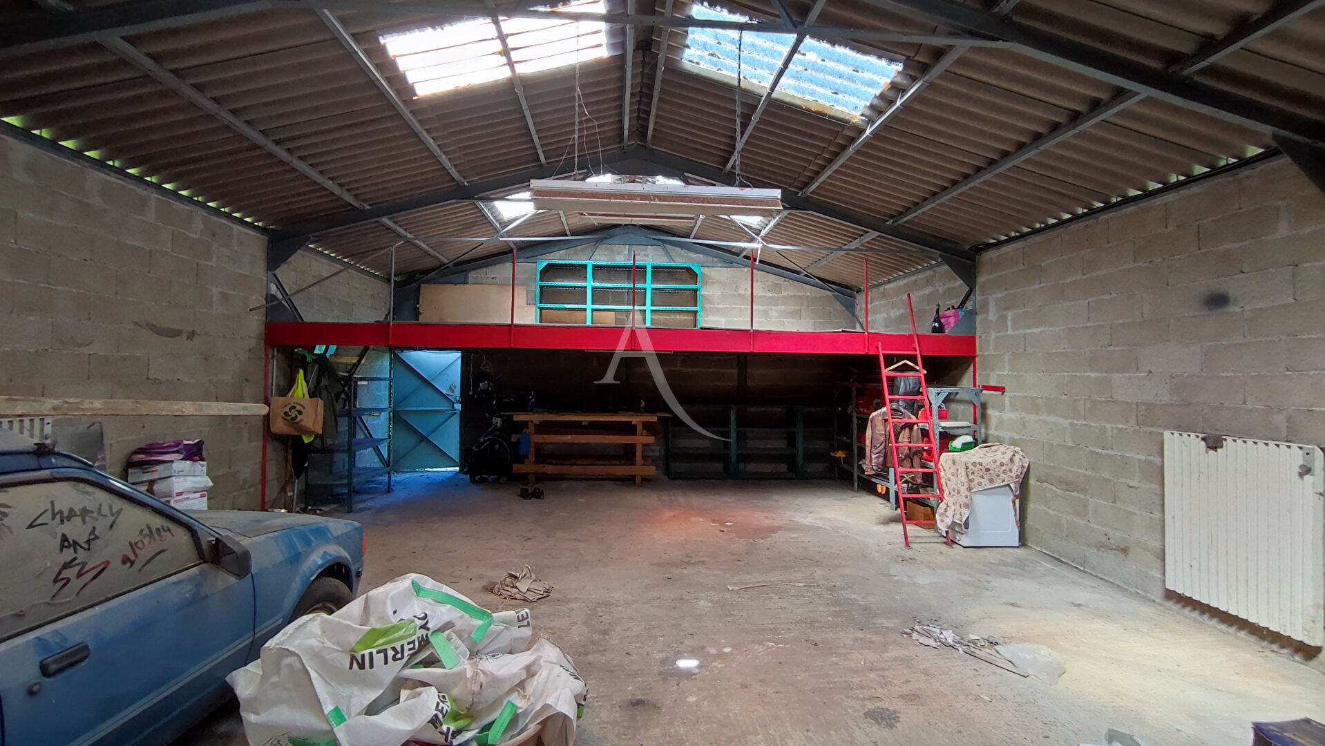 Local industriel  - 75m² - LA MEMBROLLE SUR LONGUENEE