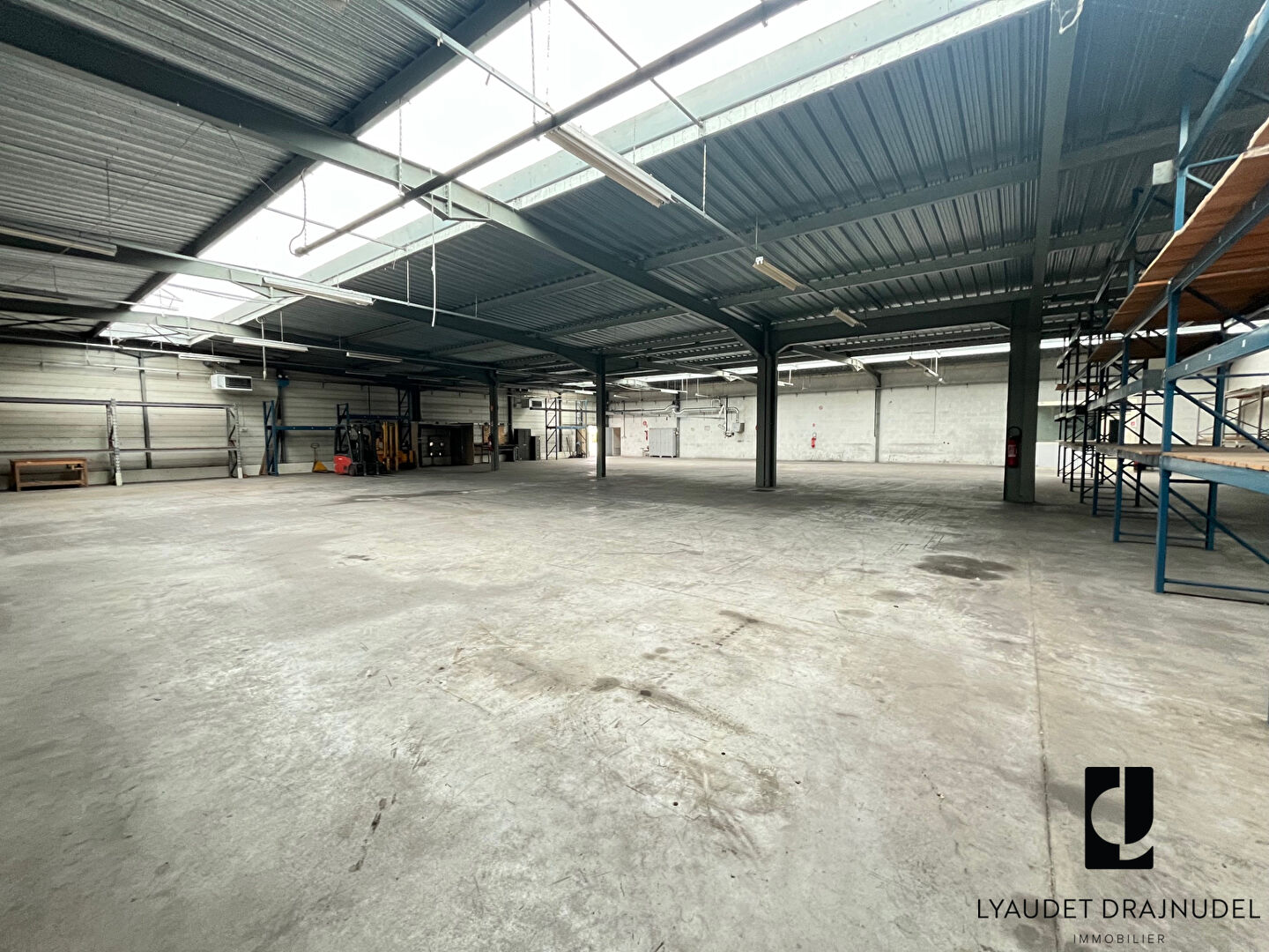 Local industriel  - 1 045m²