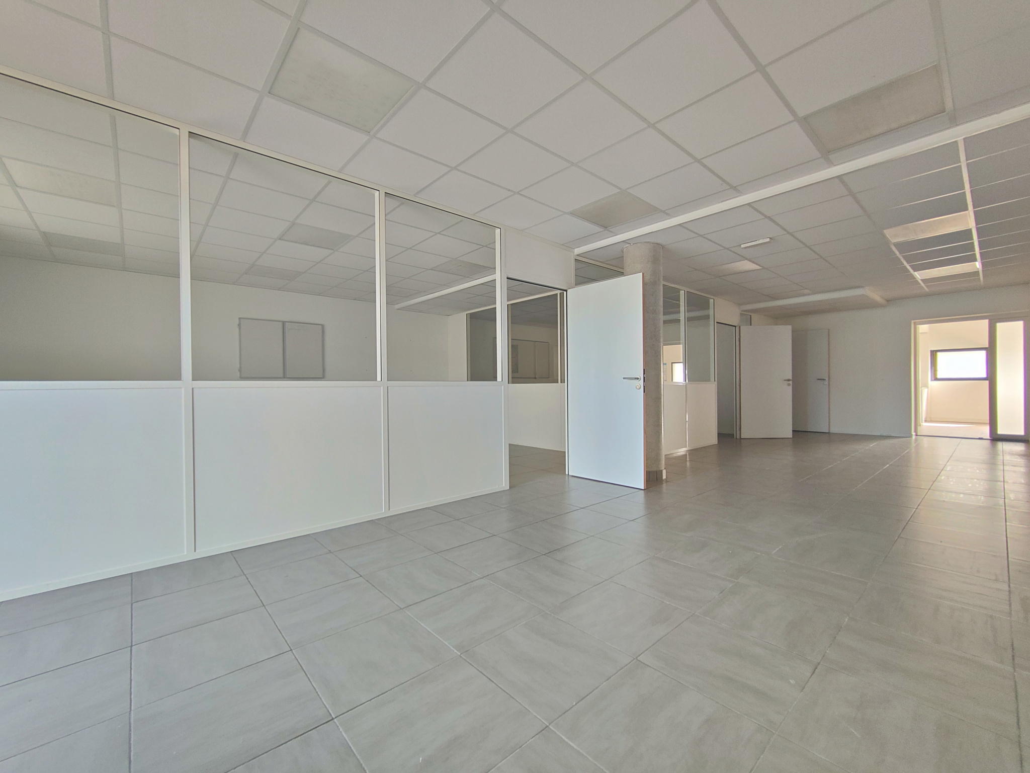 Local commercial  - 140m² - BOURGOIN JALLIEU