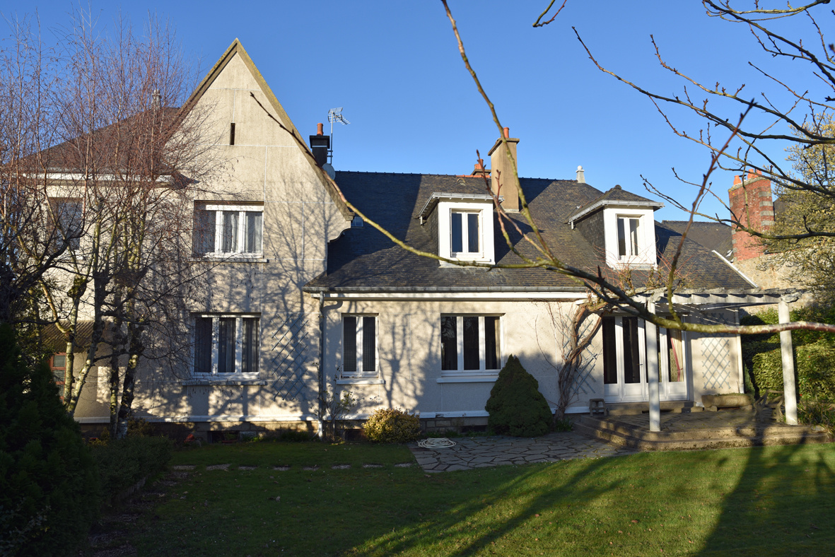 Maison 7 pièces - 356m² - ST MEEN LE GRAND