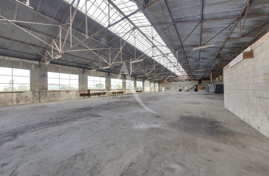 Local industriel  - 1 383m²