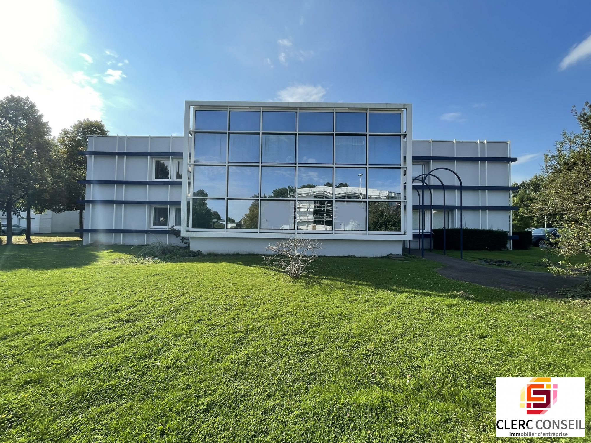 Local Professionnel  - 101m² - MONT ST AIGNAN