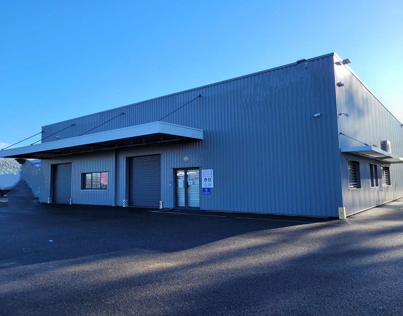 Local industriel  - 1 204m²