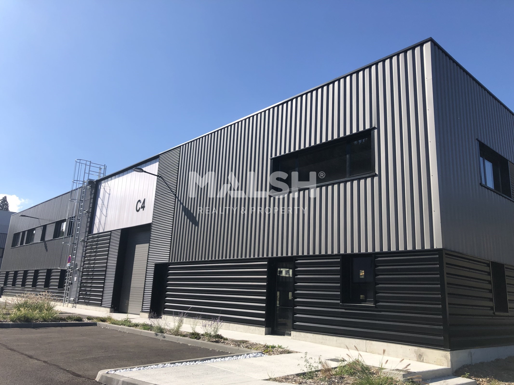 Local industriel  - 5 207m²