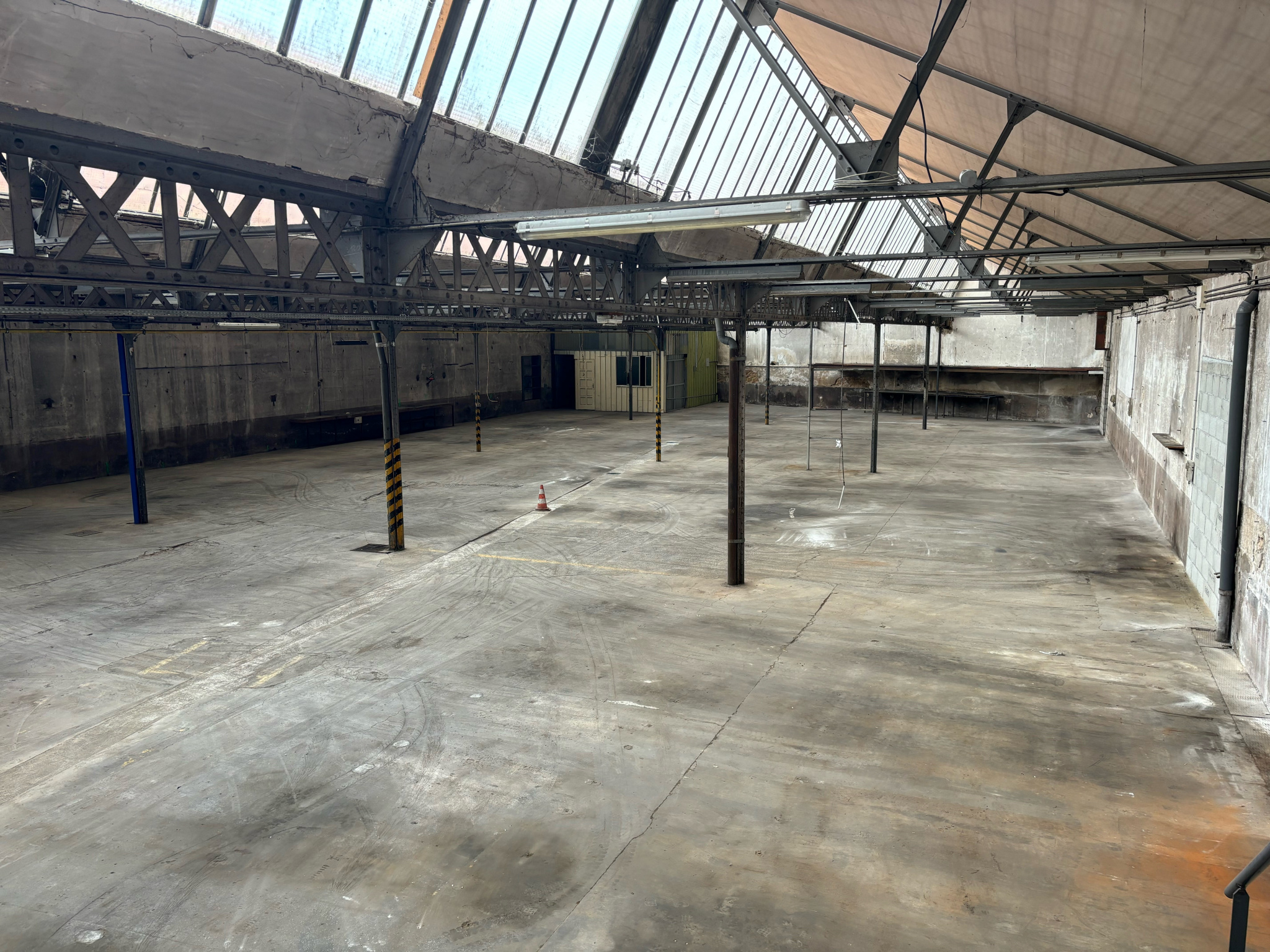 Local industriel  - 1 000m² - CHARLIEU