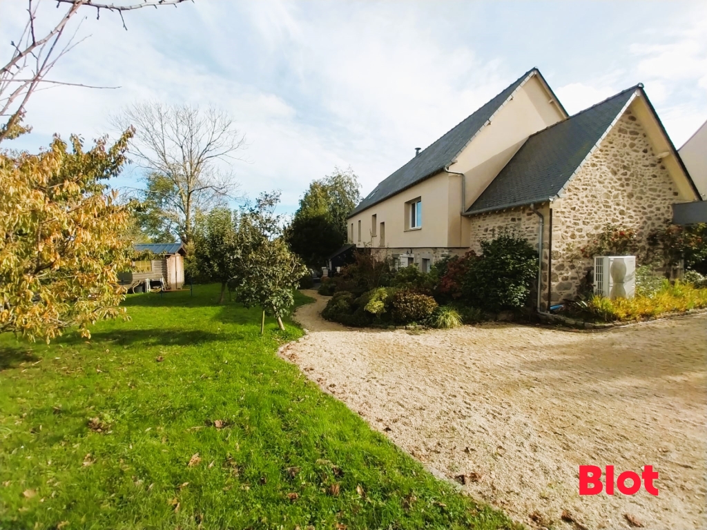 Maison 8 pièces - 211m² - ST JOUAN DES GUERETS