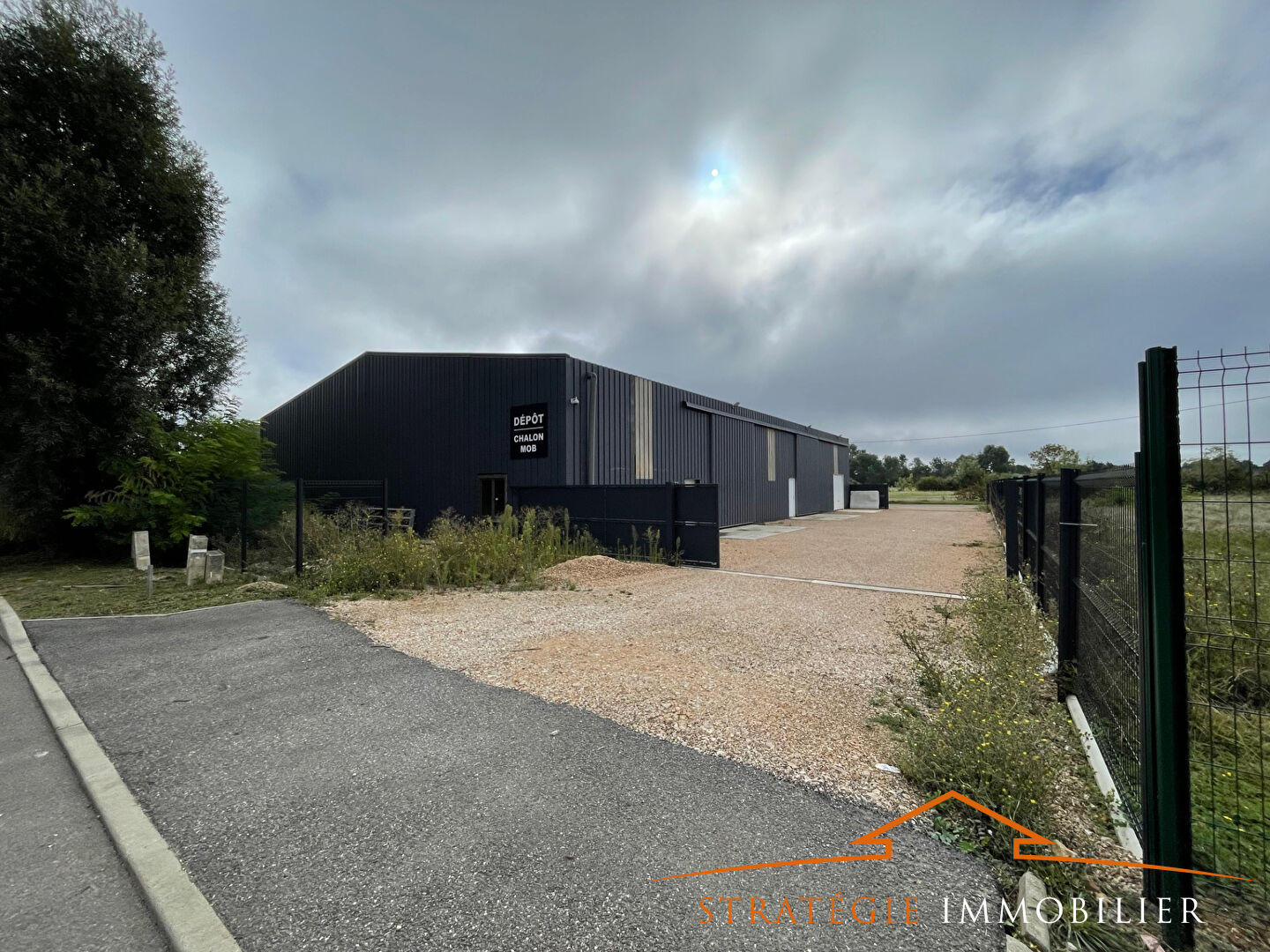 Local industriel  - 240m²