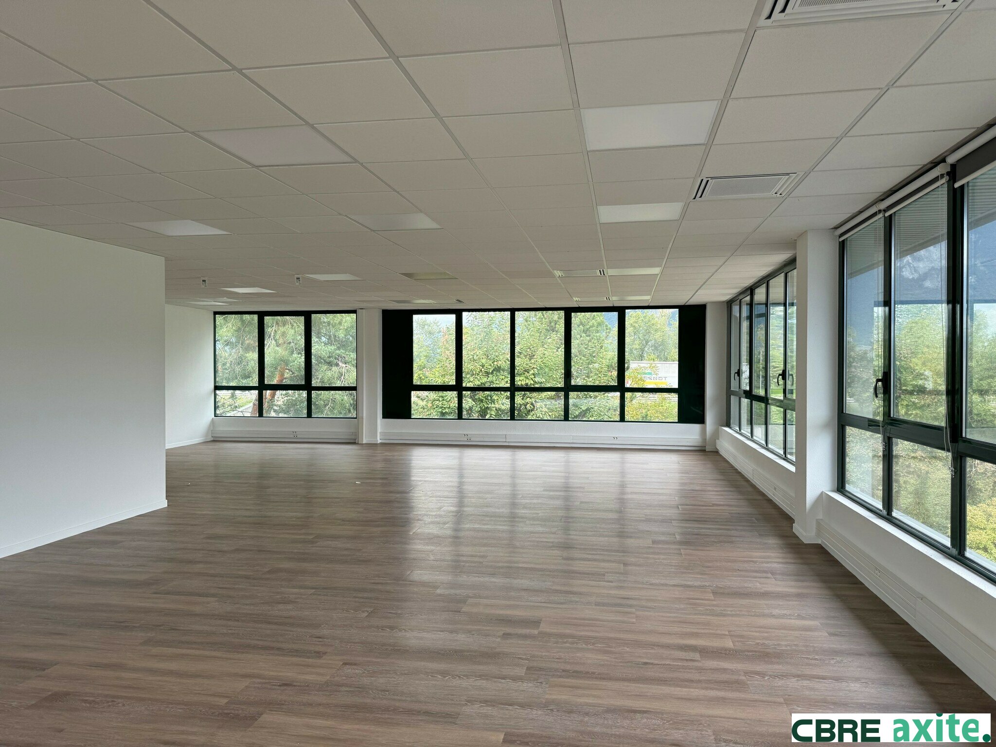 Local Professionnel  - 355m² - STE HELENE DU LAC