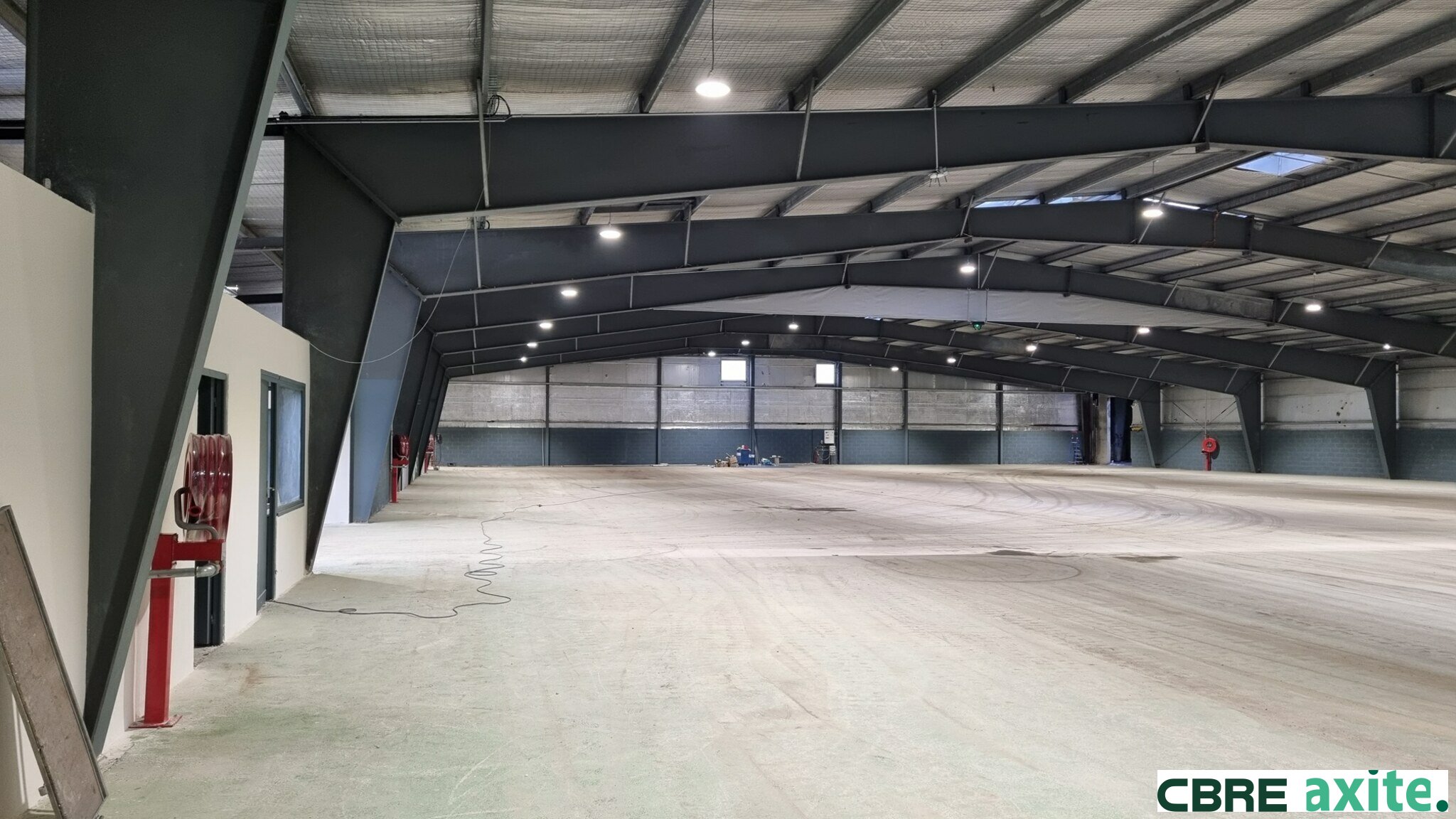 Local industriel  - 2 600m² - CHAMPAGNEUX