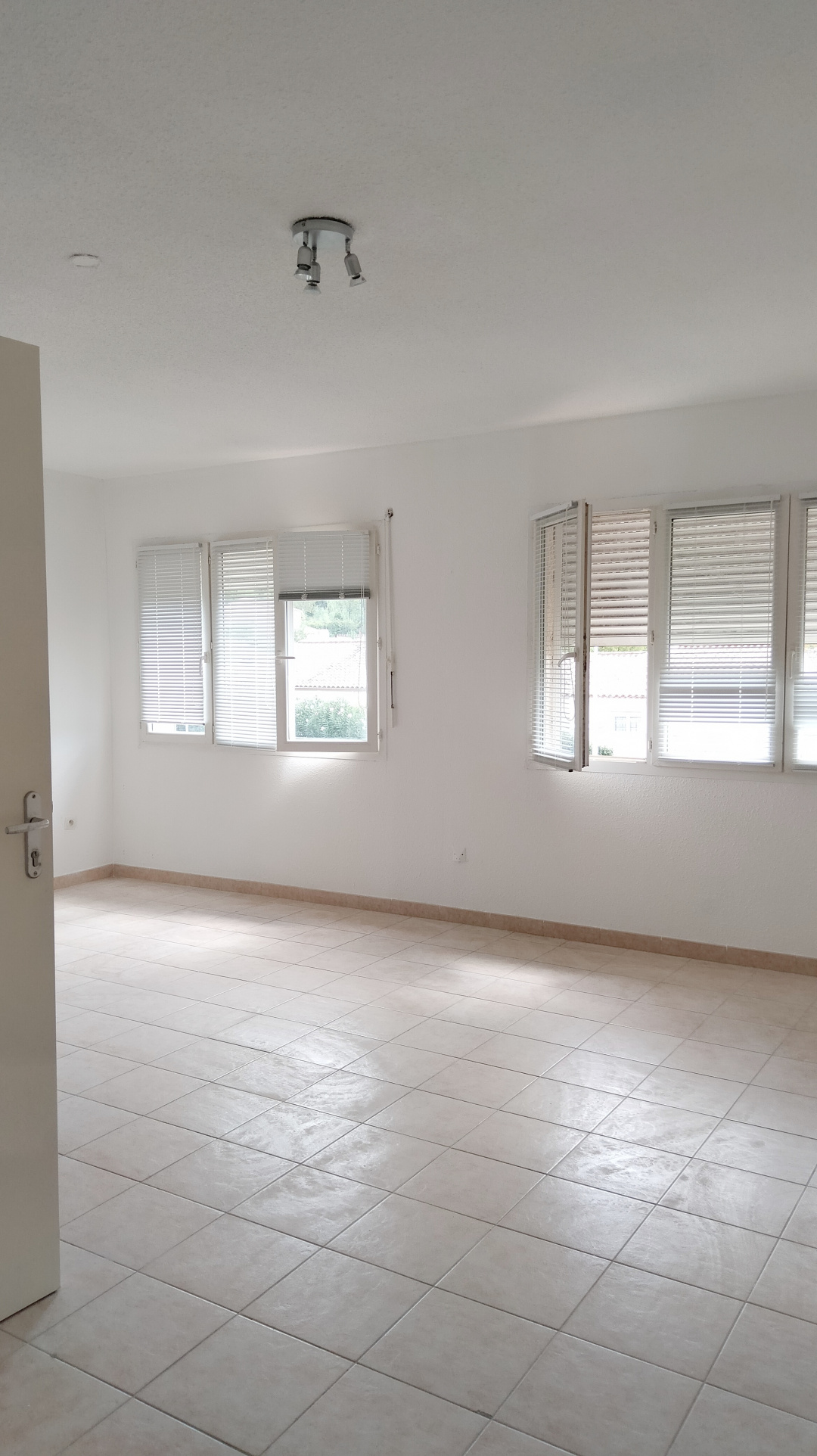 Local Professionnel  - 24m² - JACOU