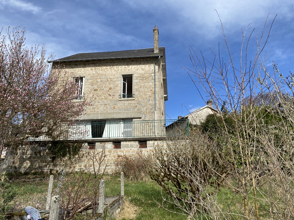 Maison 6 pièces - 115m² - PEYRAT LE CHATEAU