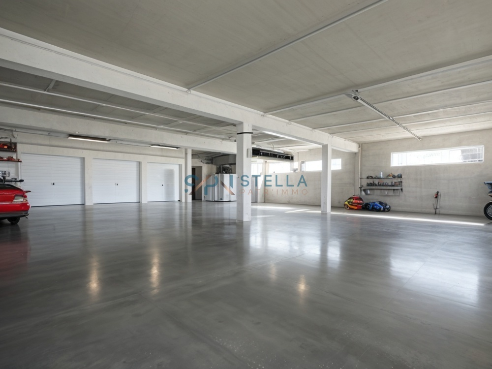 Local industriel  - 215m²