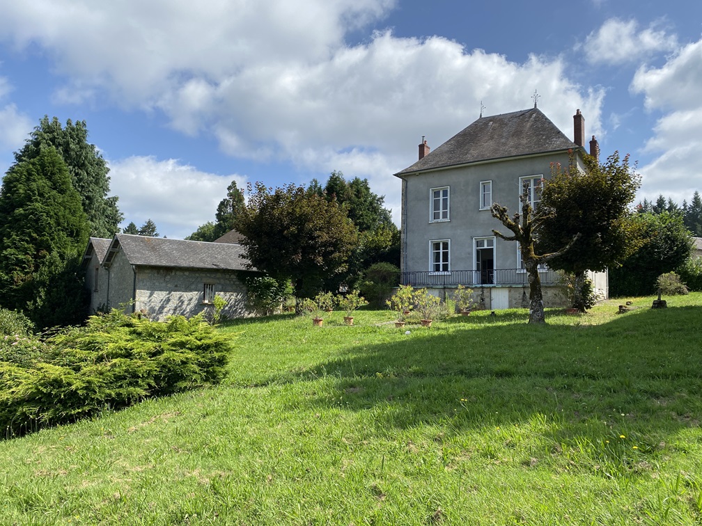 Maison 8 pièces - 225m² - PEYRAT LE CHATEAU