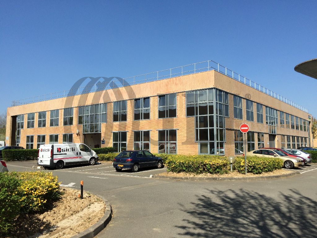 Local Professionnel  - 1 000m² - MONTIGNY LE BRETONNEUX