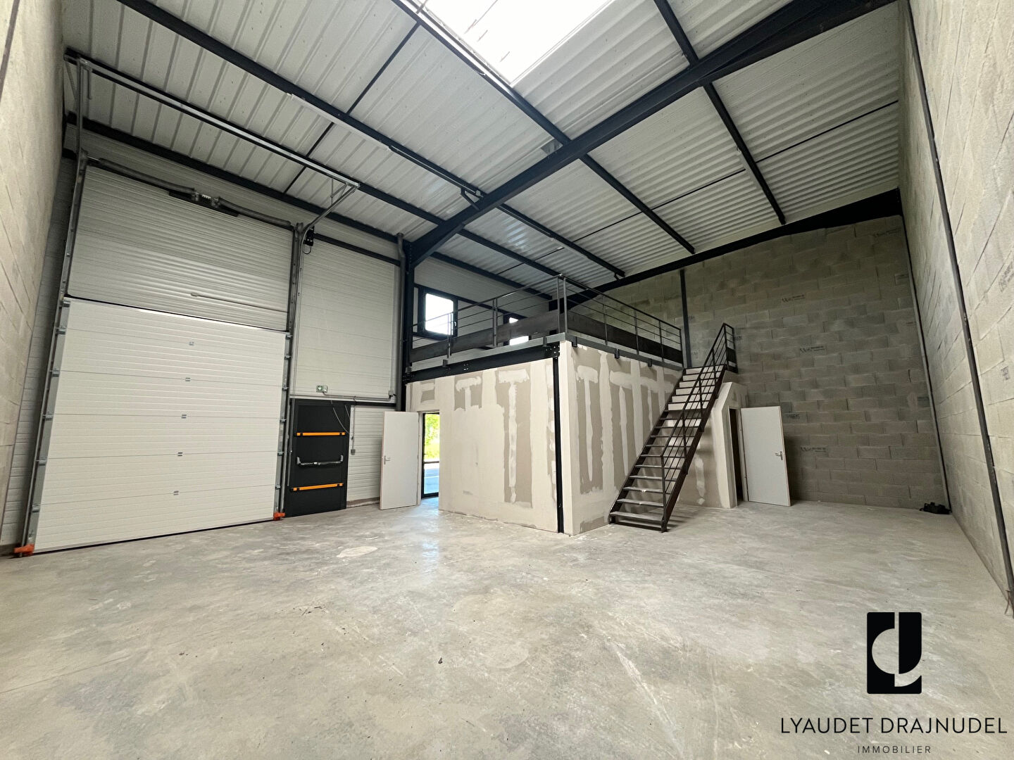 Local industriel  - 138m²