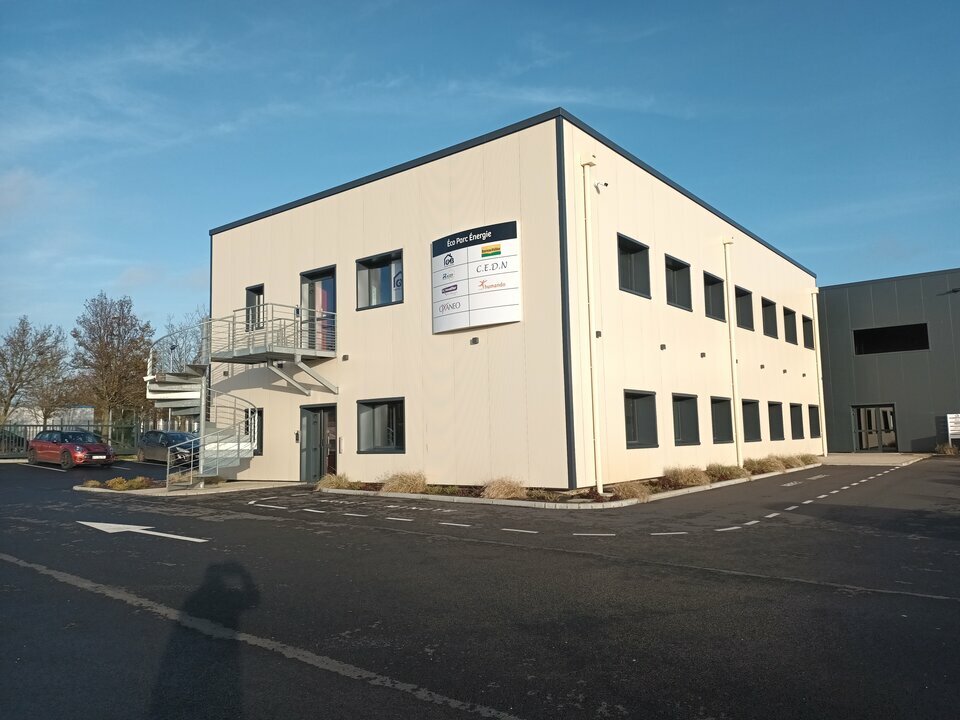 Local Professionnel  - 102m² - EPREVILLE