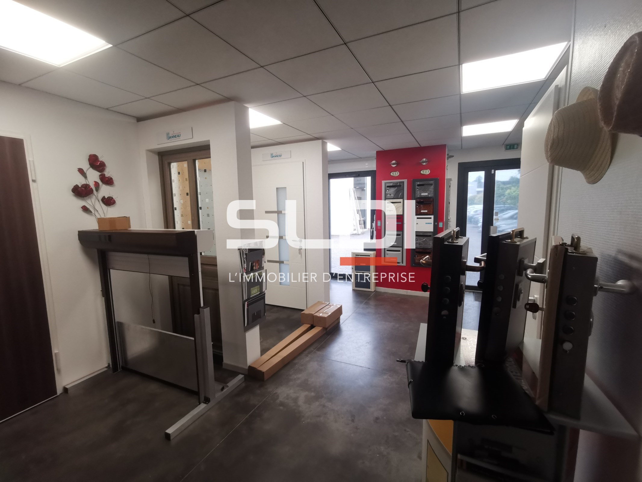 Local commercial  - 150m² - ST LAURENT DE MURE