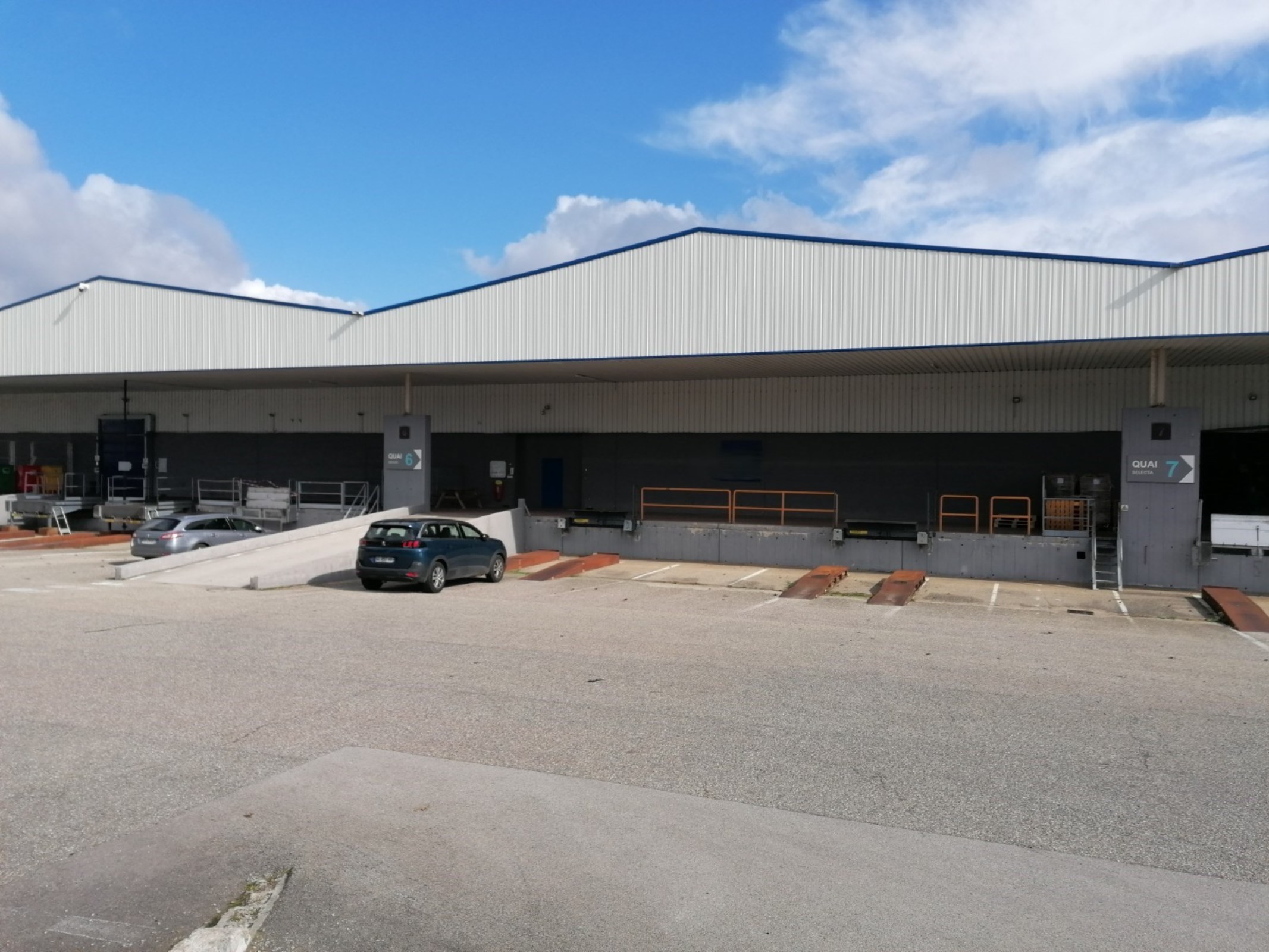 Local industriel  - 2 000m² - REYRIEUX