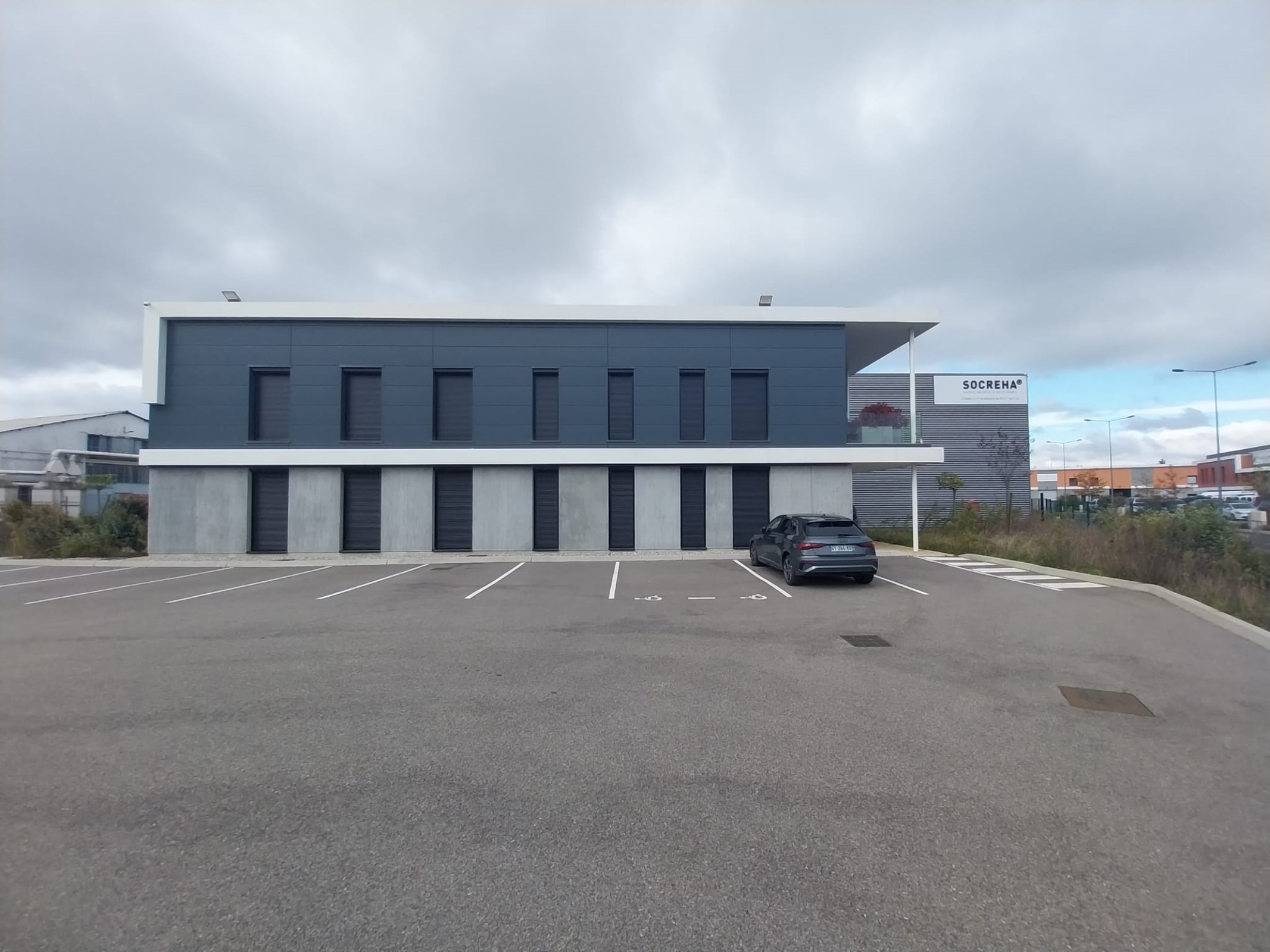 Local industriel  - 3 377m² - MEYZIEU